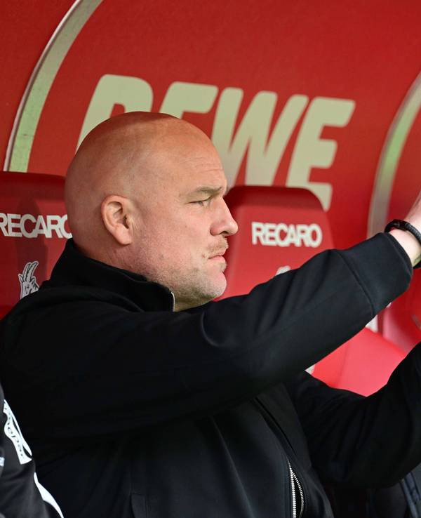 Auf der Ersatzbank macht Rouven Schröder ein Foto mit dem Handy im Stadion.
