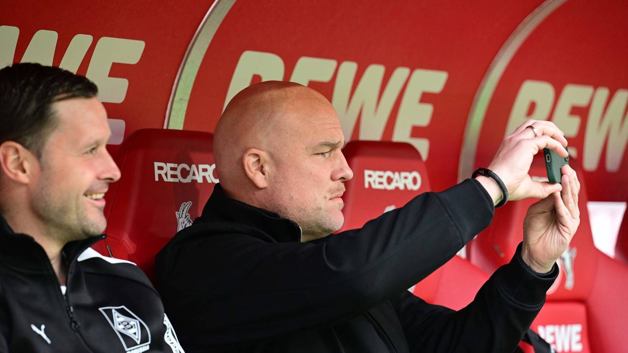 Auf der Ersatzbank macht Rouven Schröder ein Foto mit dem Handy im Stadion.
