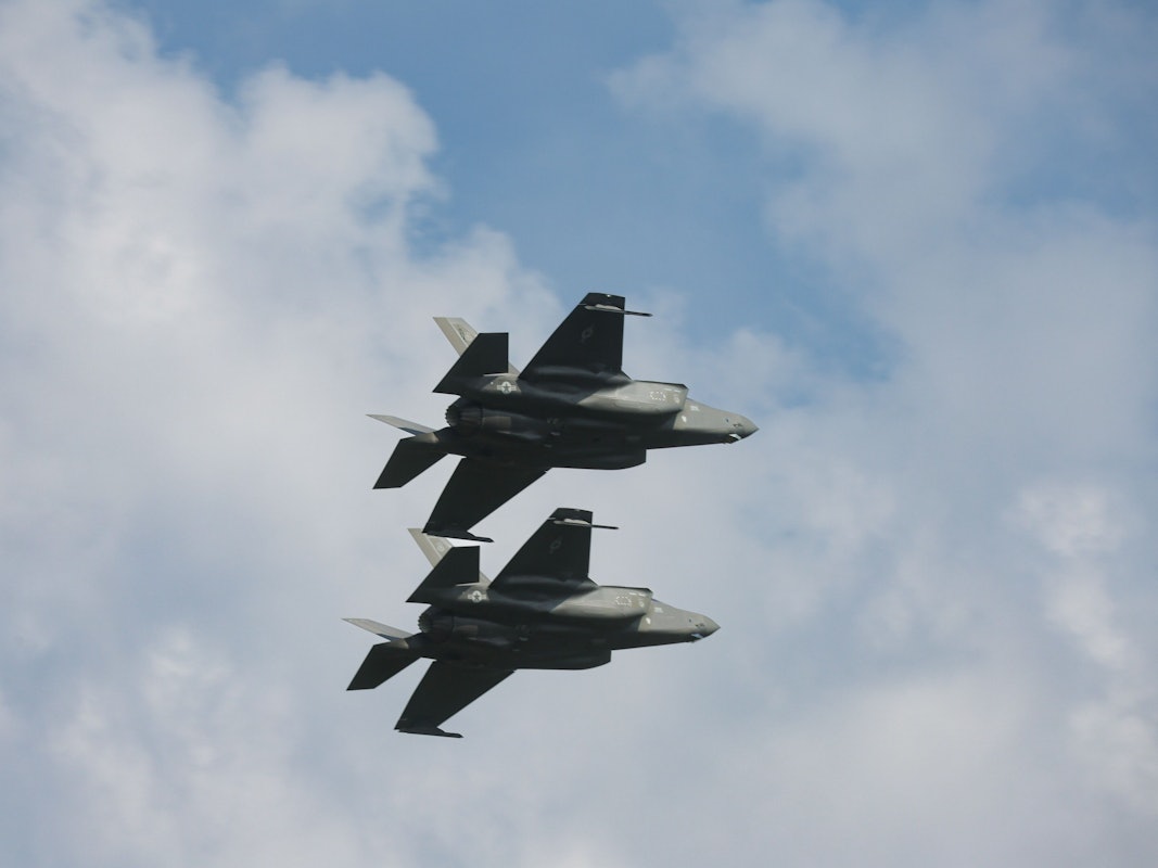 Zwei Kampfjets sind in der Luft.