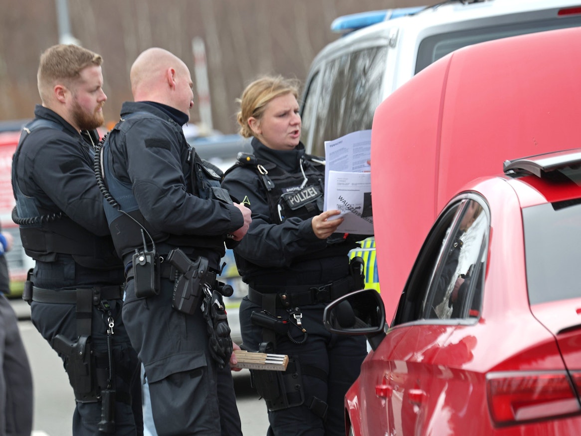 Einsatzkräfte der Polizei kontrollieren am sogenannten Car-Freitag an der Rappbodetalsperre Fahrzeuge. Traditionell trifft sich Tuningszene am sogenannten Car-Freitag an der Rappbodetalsperre.