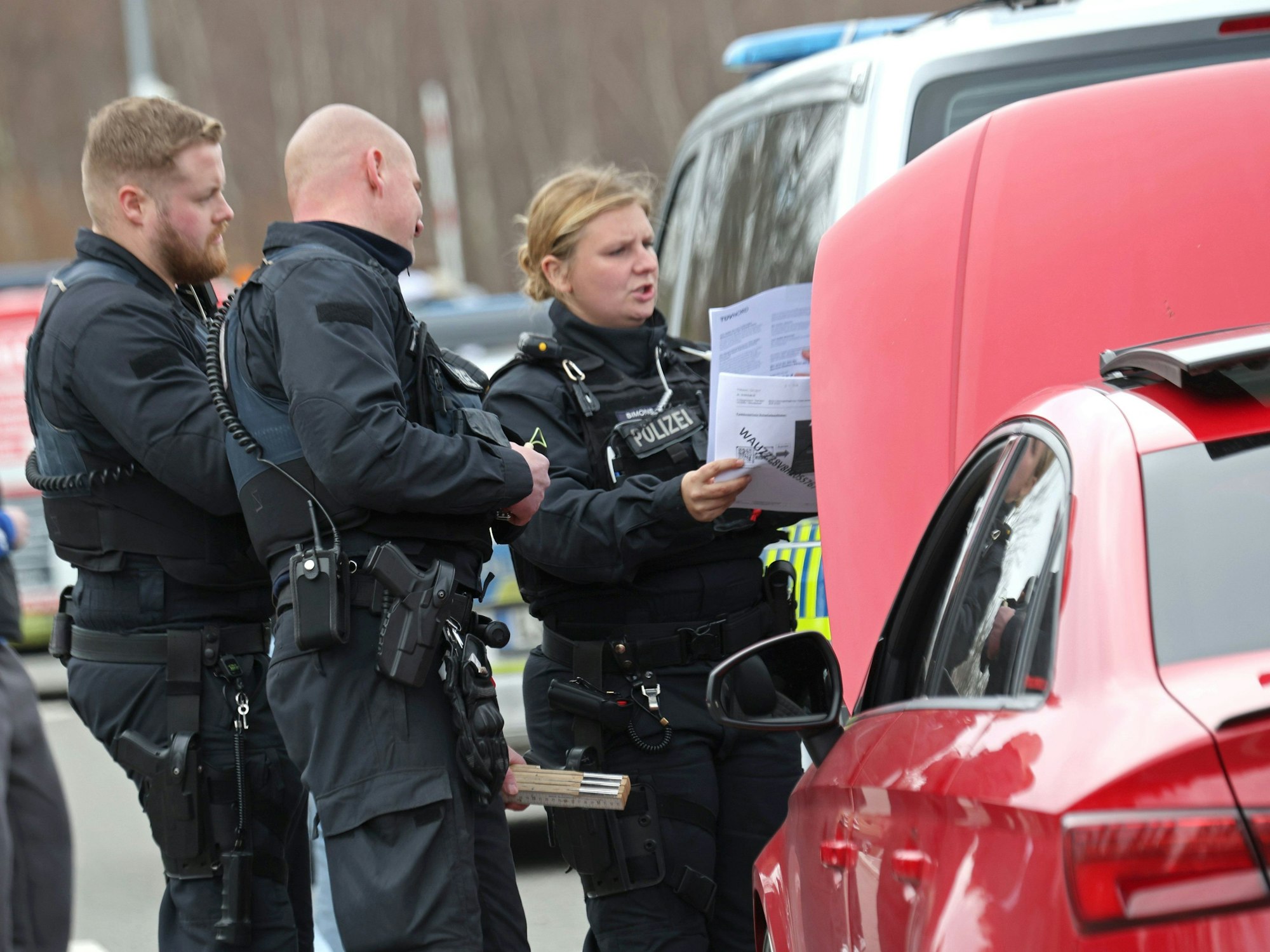 Einsatzkräfte der Polizei kontrollieren am sogenannten Car-Freitag an der Rappbodetalsperre Fahrzeuge. Traditionell trifft sich Tuningszene am sogenannten Car-Freitag an der Rappbodetalsperre.