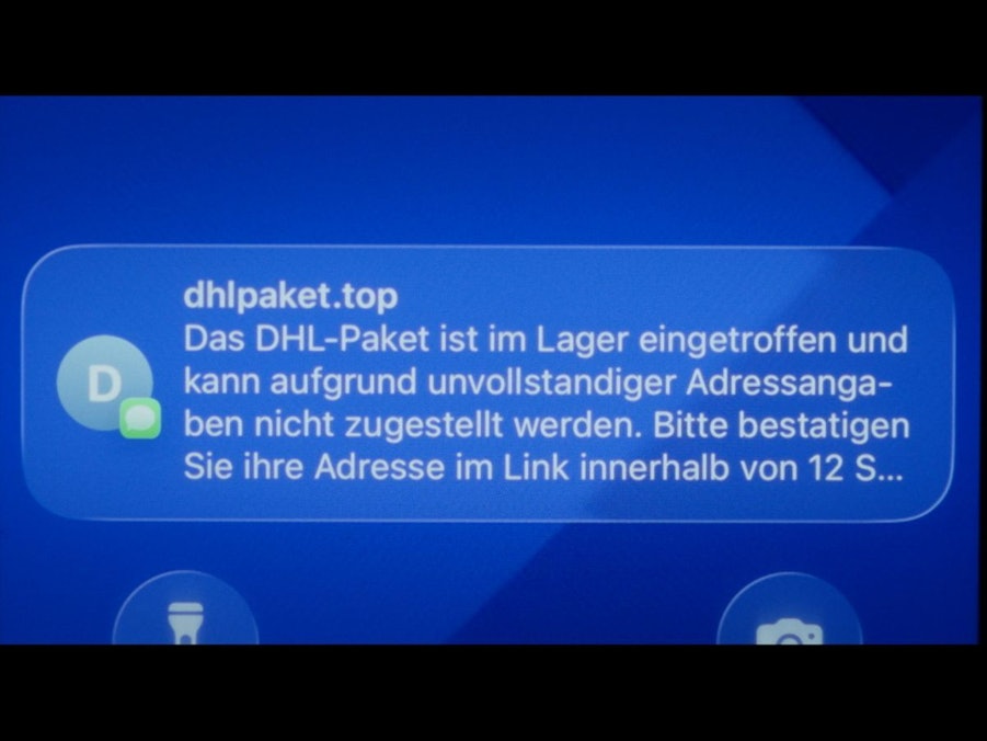 Eine gefälschte SMS-Nachricht kann Nutzern schnell zum Verhängnis werden. (Bild: BR)