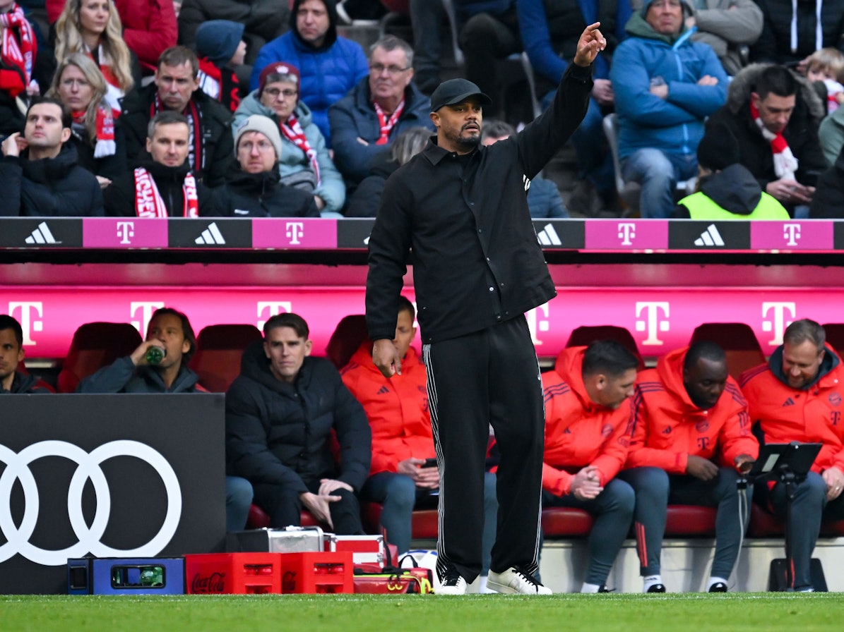 Bayern-Trainer Vincent Kompany gestikuliert in seiner Coaching-Zone.
