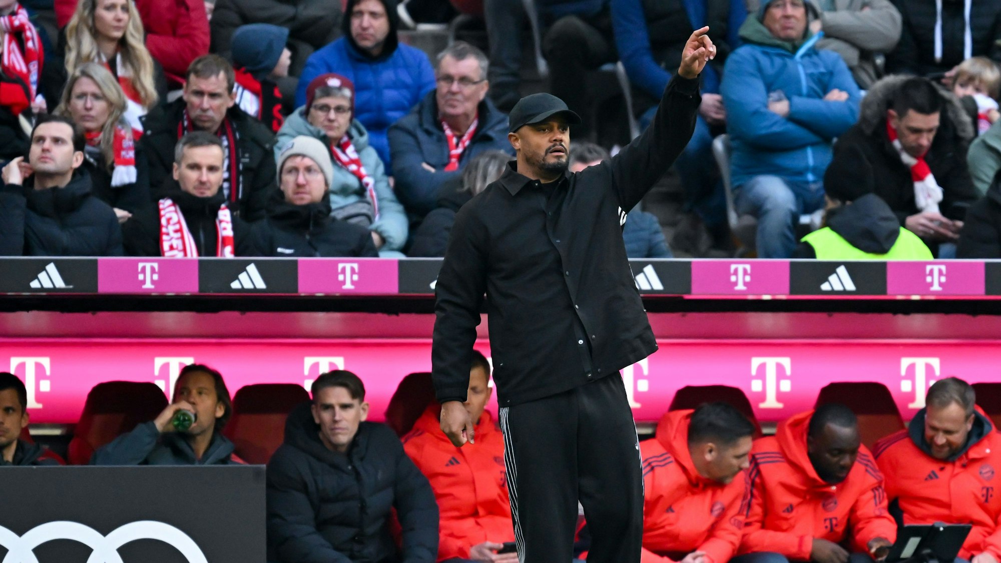 Bayern-Trainer Vincent Kompany gestikuliert in seiner Coaching-Zone.