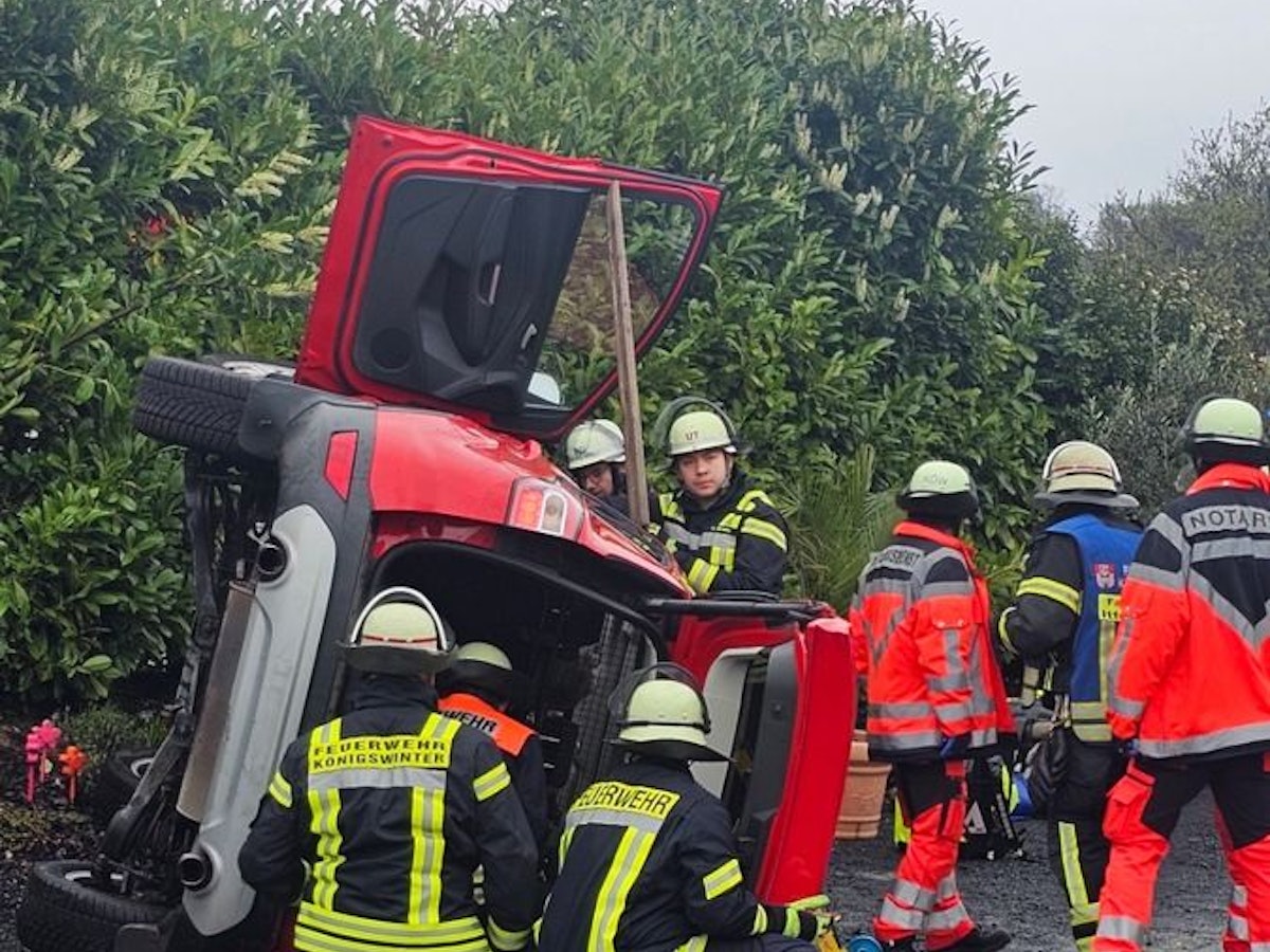 Feuerwehr befreit eingeschlossene Autofahrerin aus umgekipptem PKW.