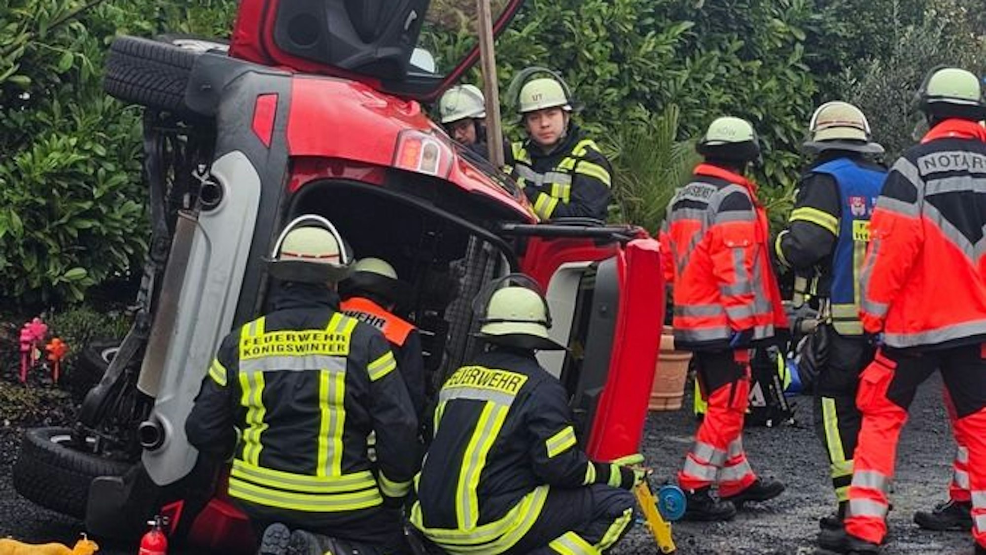 Feuerwehr befreit eingeschlossene Autofahrerin aus umgekipptem PKW.