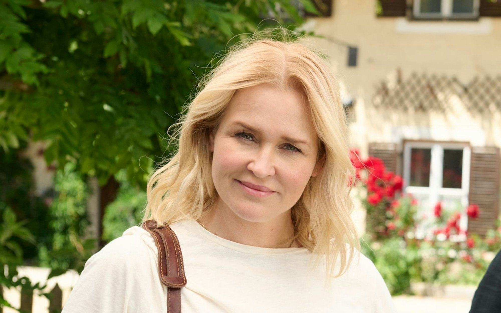 Mit „Lena Lorenz - Muttergefühle“ (donnerstags, ab dem 9. April, 20.15 Uhr) starten neue Folgen der zwölften Staffel der beliebten ZDF-Reihe mit Judith Hoersch in der Titelrolle. Im Interview reflektiert die Schauspieleri, wie es hierzulande um Hebammen steht und worauf Jung und Alt in der Gesellschaft mehr achten sollten.
(Bild: ZDF/Walter Wehner)