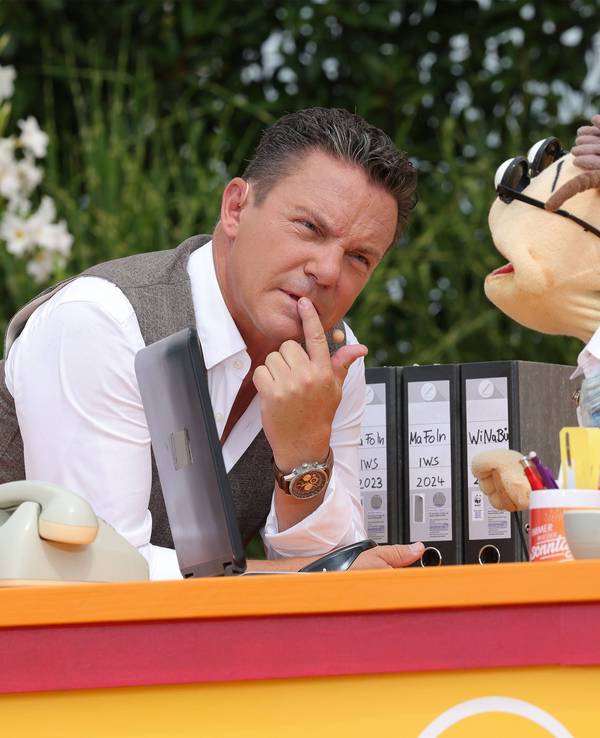 Ein nachdenklicher Moderator: Stefan Mross mit Holzwurm Willy in der ARD-Unterhaltungsshow „Immer wieder sonntags“.
