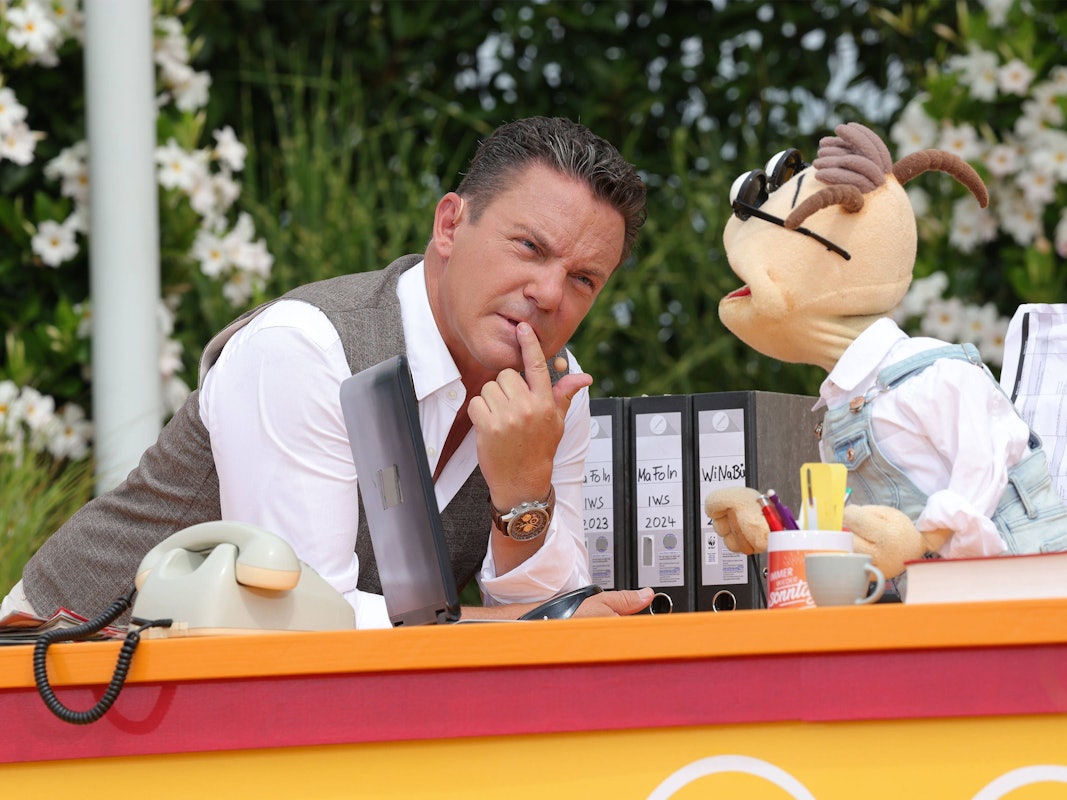 Ein nachdenklicher Moderator: Stefan Mross mit Holzwurm Willy in der ARD-Unterhaltungsshow „Immer wieder sonntags“.