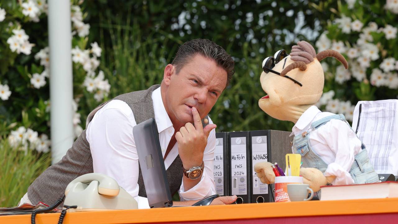 Ein nachdenklicher Moderator: Stefan Mross mit Holzwurm Willy in der ARD-Unterhaltungsshow „Immer wieder sonntags“.