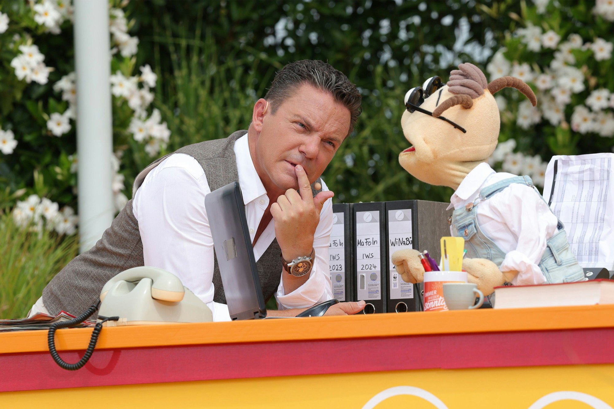 Ein nachdenklicher Moderator: Stefan Mross mit Holzwurm Willy in der ARD-Unterhaltungsshow „Immer wieder sonntags“.