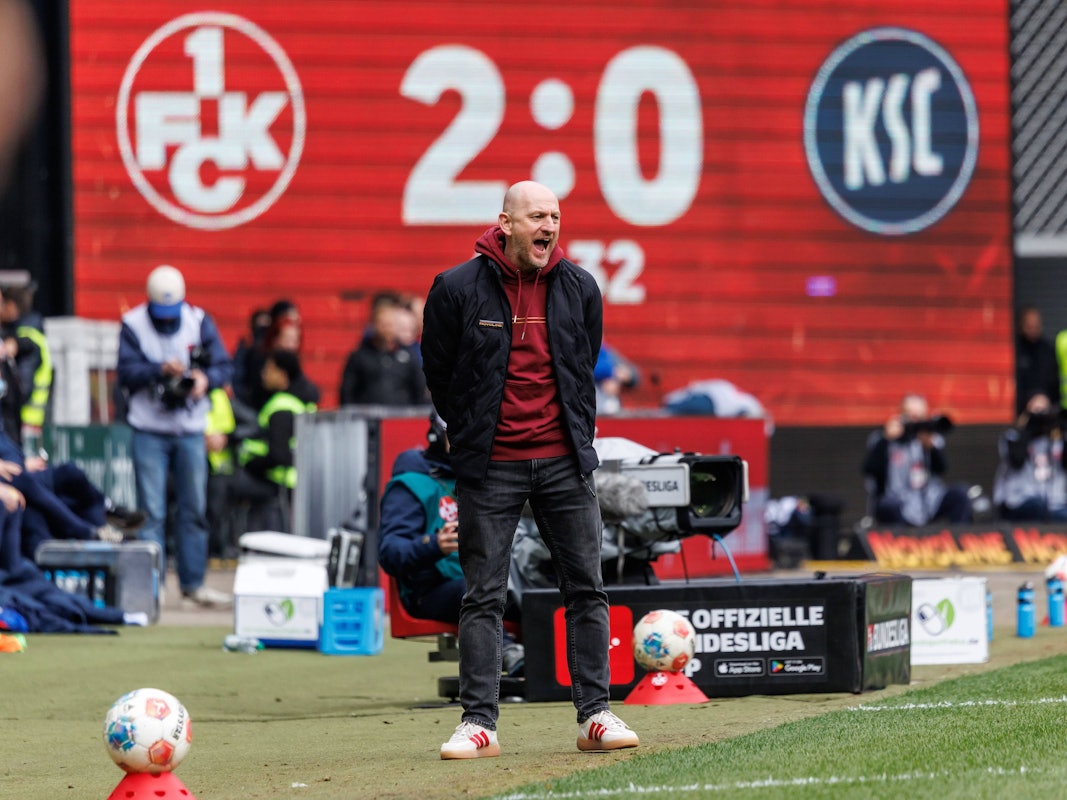 Torsten Lieberknecht brüllt Anweisungen beim Spiel des 1. FC Kaiserslautern auf den Rasen.