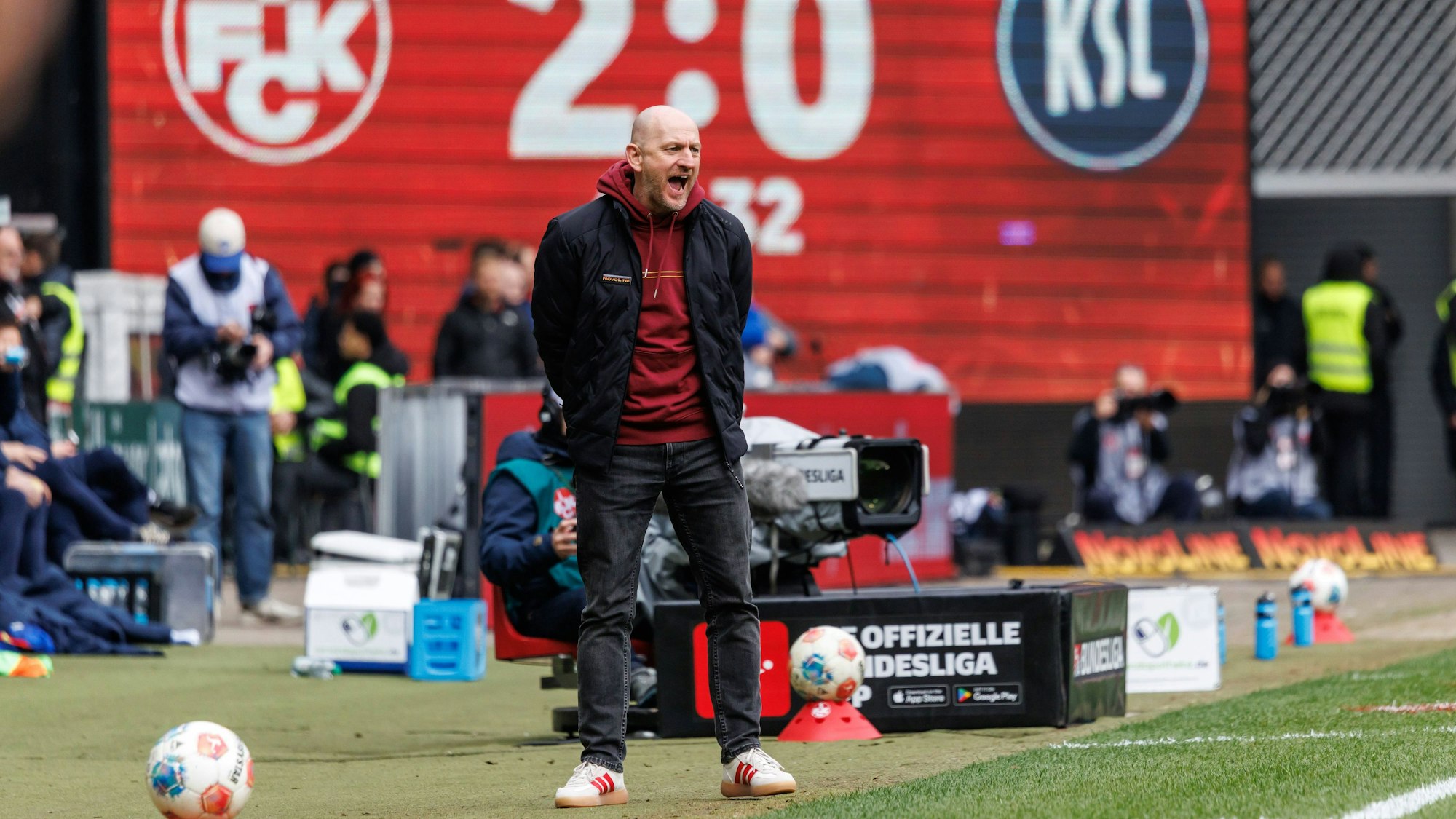Torsten Lieberknecht brüllt Anweisungen beim Spiel des 1. FC Kaiserslautern auf den Rasen.