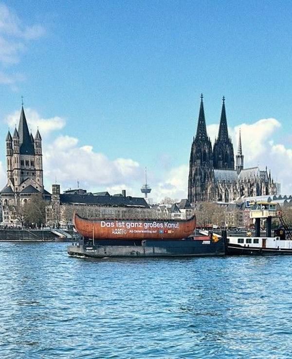 Das „Kanu des Manitu“ schippert über den Rhein bei Köln.