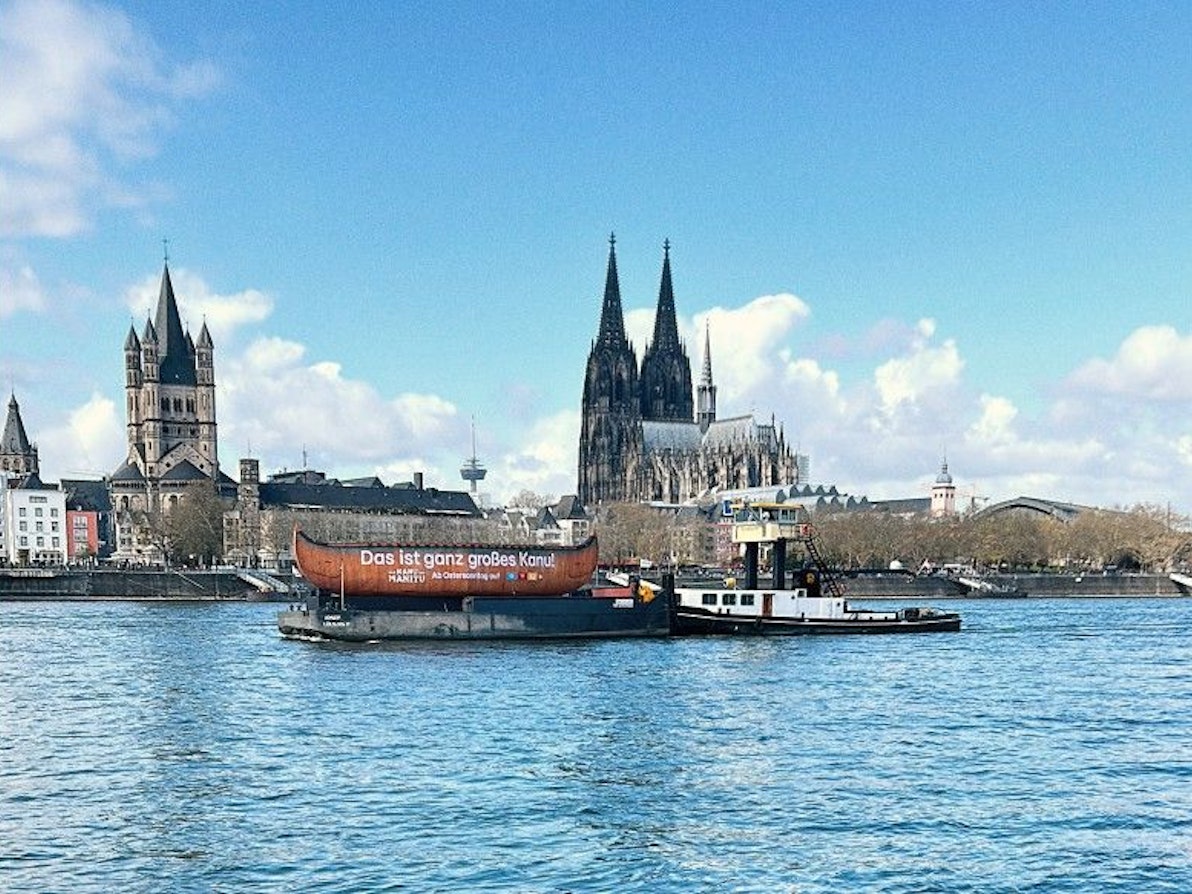 Das „Kanu des Manitu“ schippert über den Rhein bei Köln.