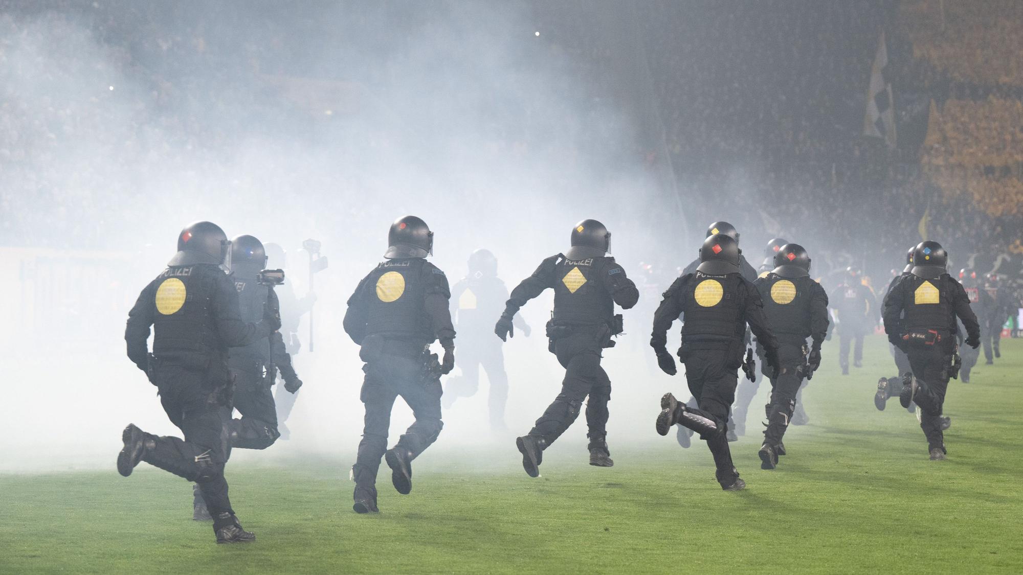 Die Polizei stürmte in Dresden auf den Platz.