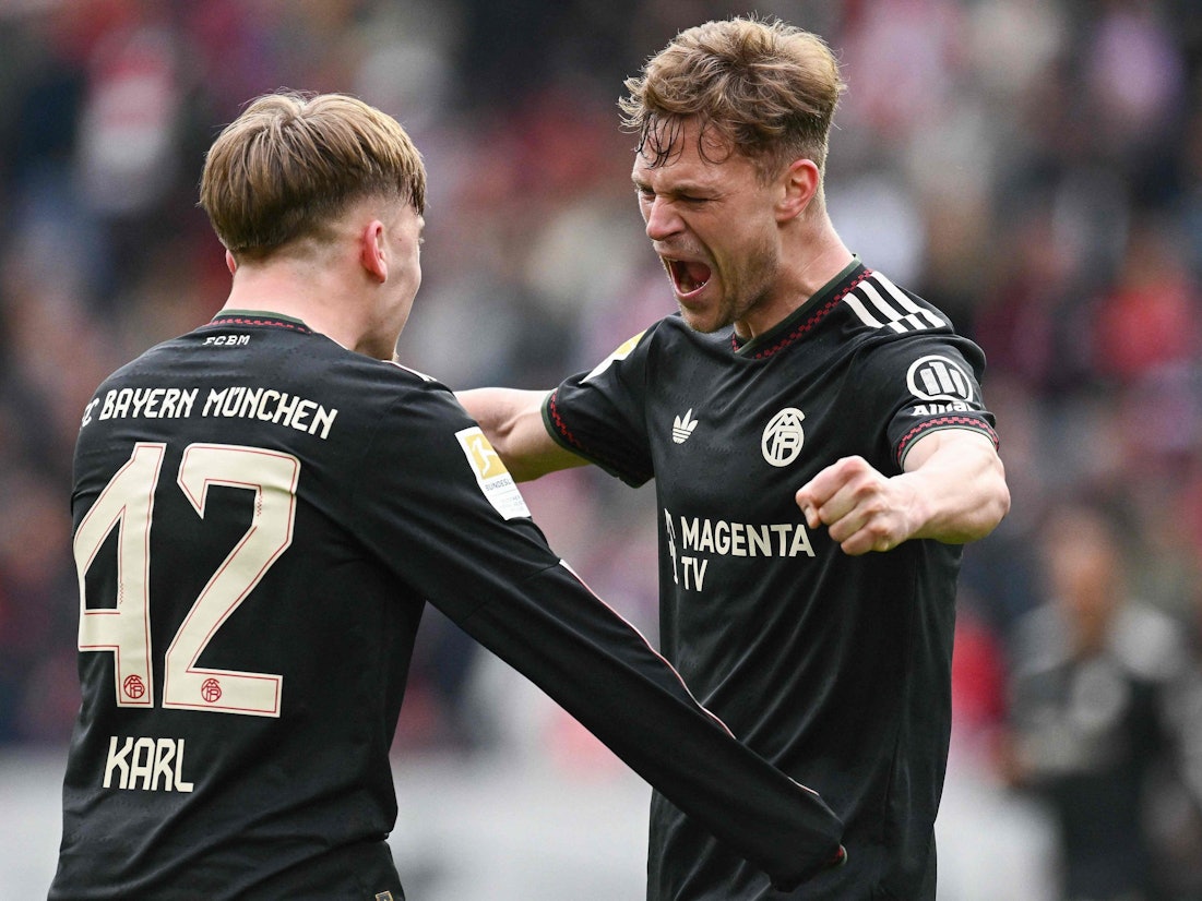 Lennart Karl und Joshua Kimmich jubeln über den 3:2-Sieg des FC Bayern in Freiburg.