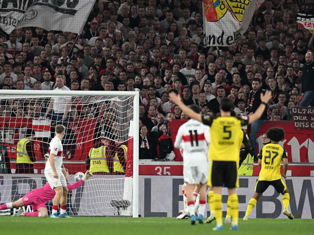 Ramy Bensebaini hebt beim Tor von Karim Adeyemi die Arme.