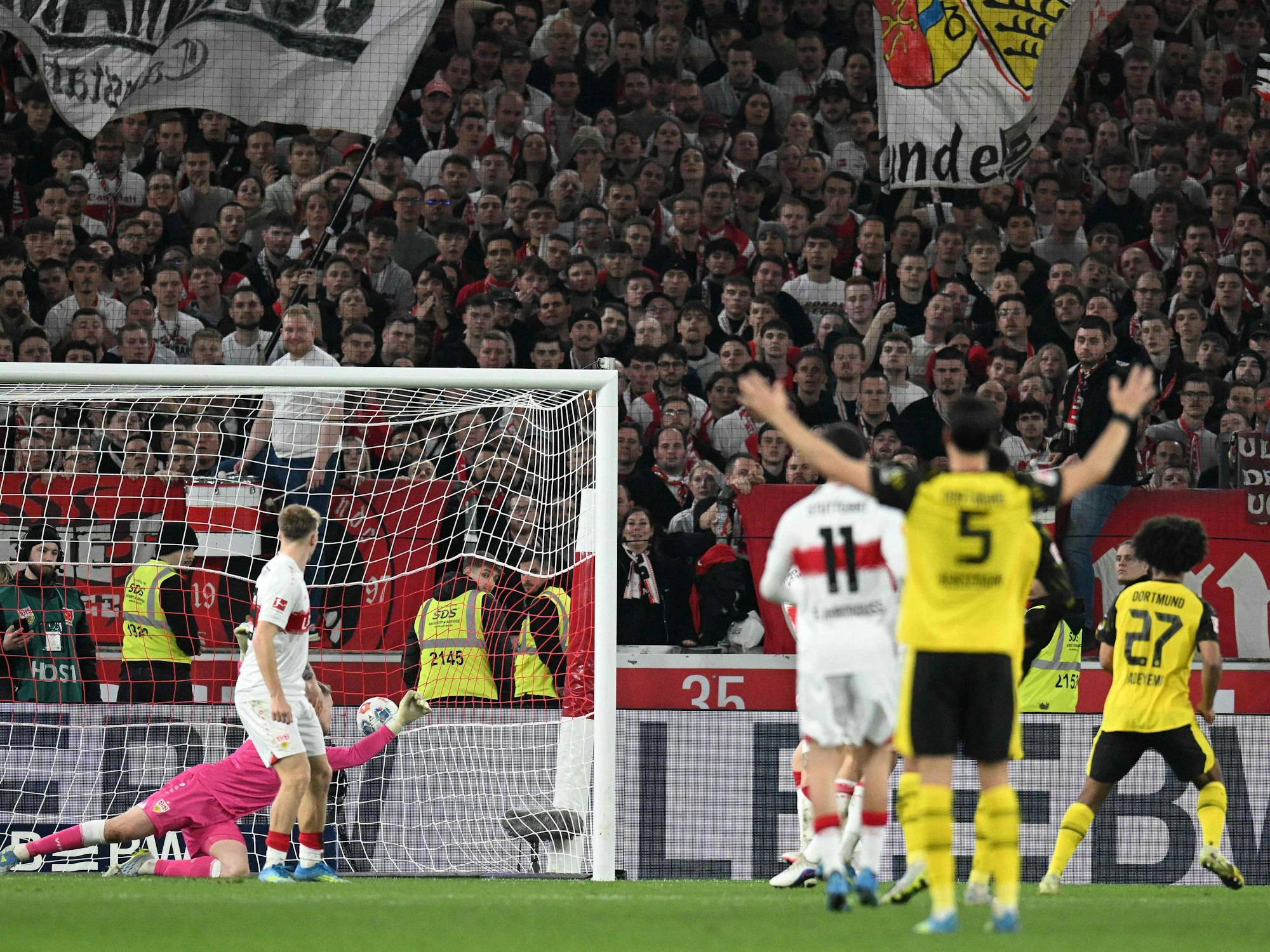 Ramy Bensebaini hebt beim Tor von Karim Adeyemi die Arme.