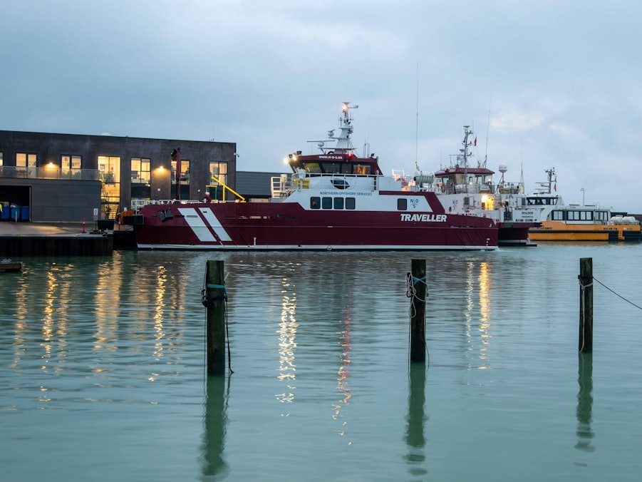 Mehrere Windpark Serviceschiffe in einem Hafen
