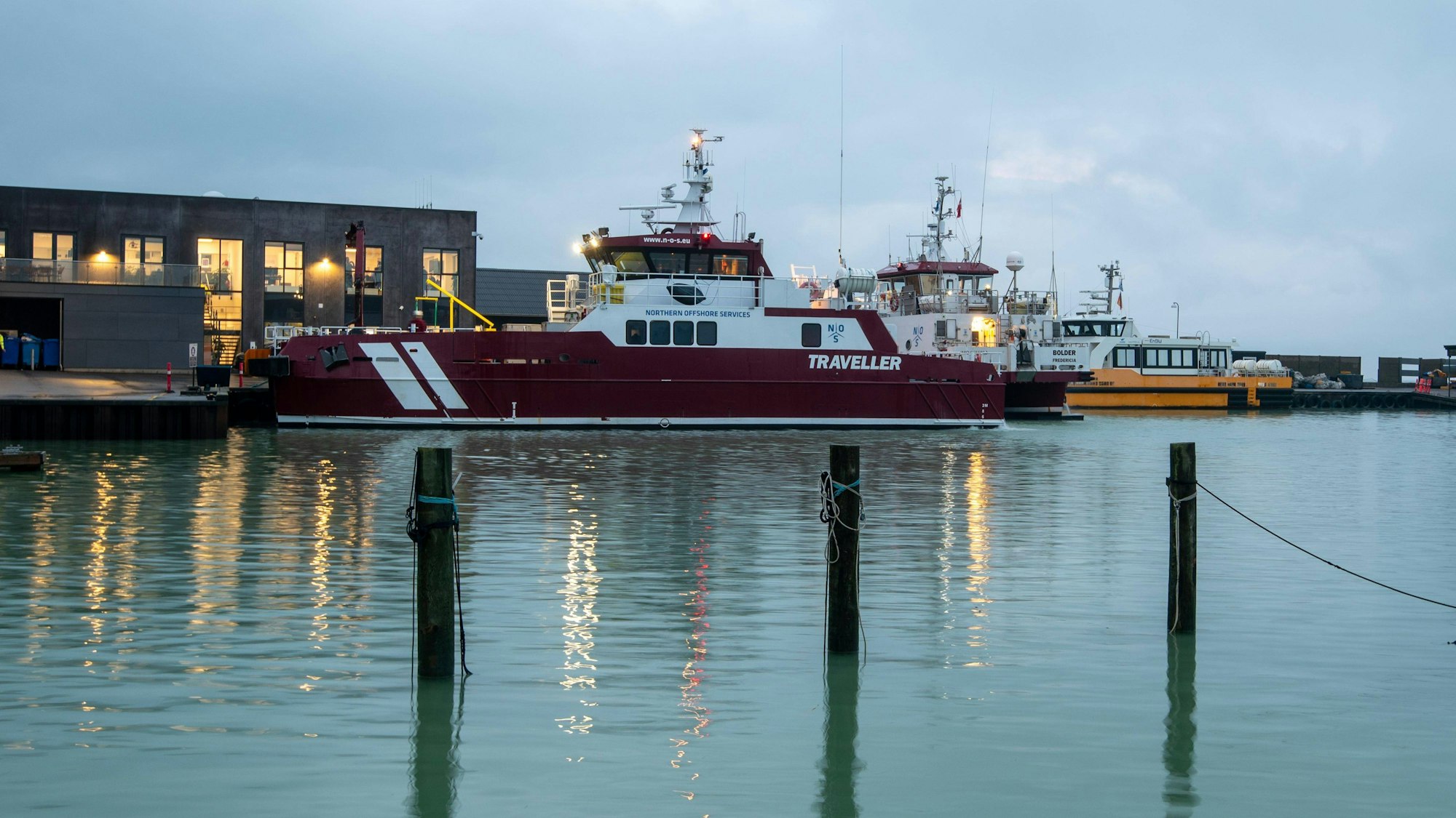 Mehrere Windpark Serviceschiffe in einem Hafen