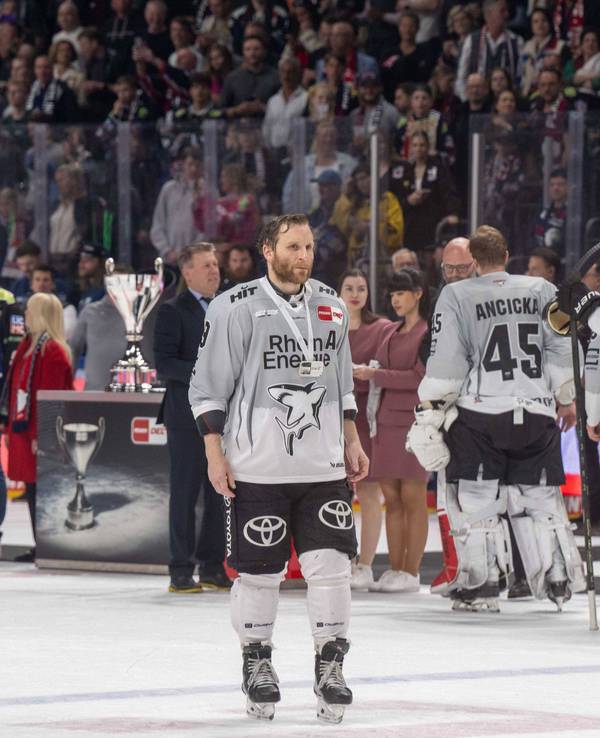 Die Profis der Kölner Haie holen sich enttäuscht die Silbermedaille ab.