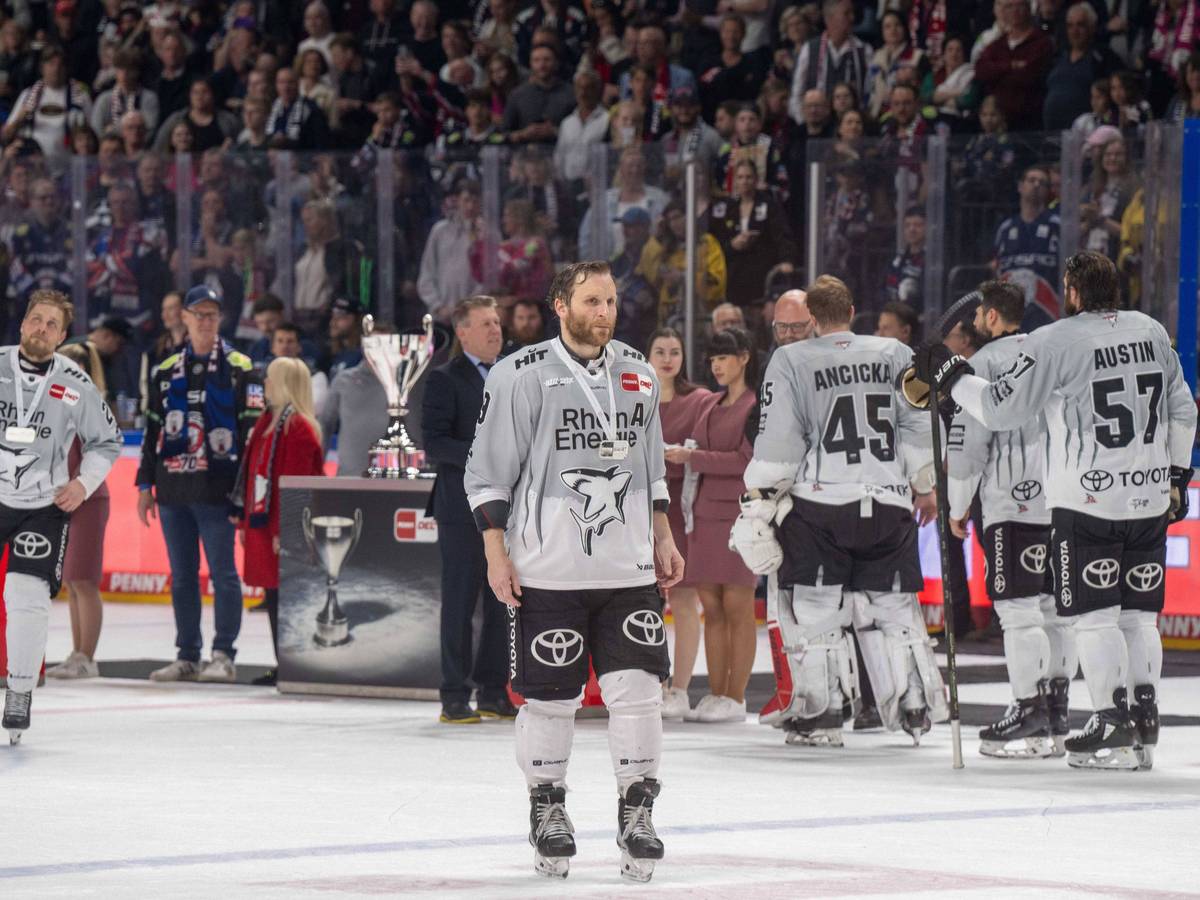 Die Profis der Kölner Haie holen sich enttäuscht die Silbermedaille ab.