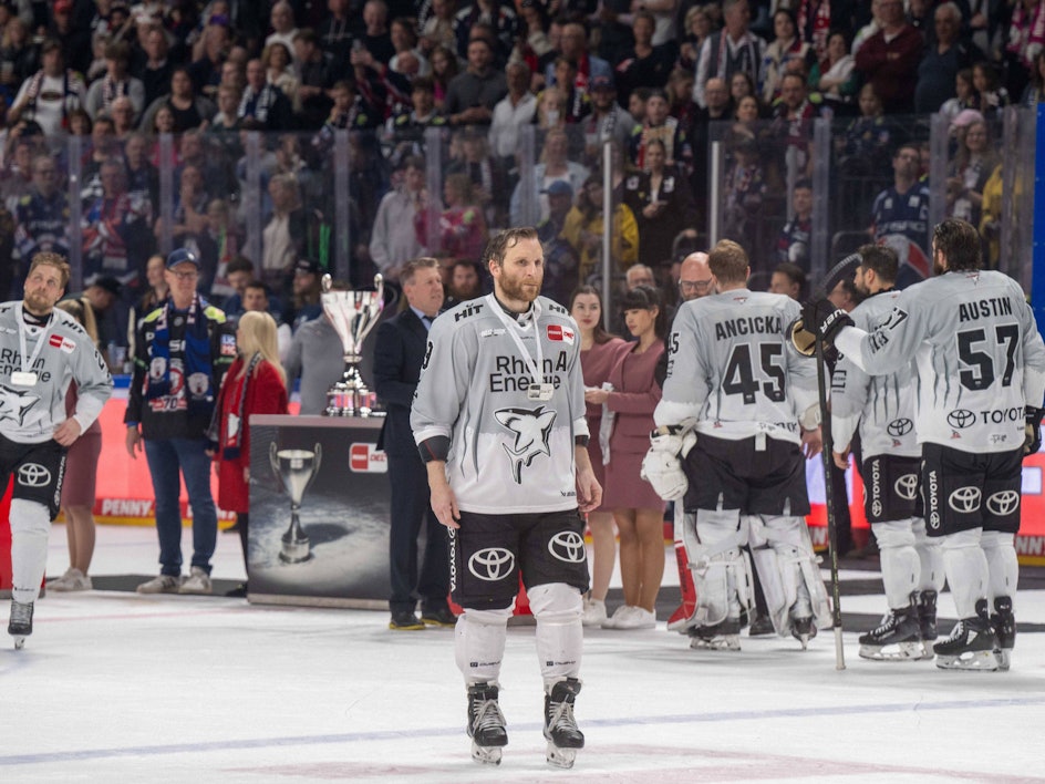 Die Profis der Kölner Haie holen sich enttäuscht die Silbermedaille ab.