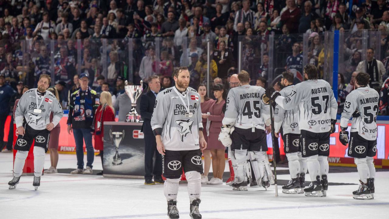 Die Profis der Kölner Haie holen sich enttäuscht die Silbermedaille ab.