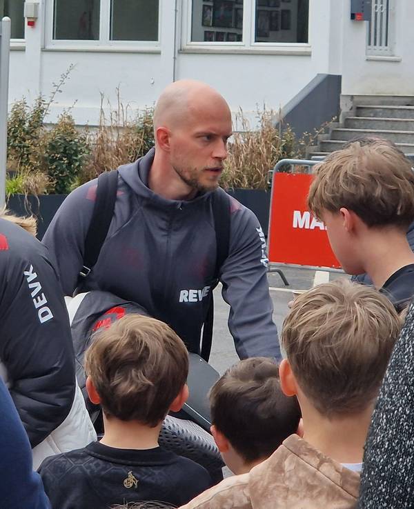 René Wagner umringt von Fans bei der Abfahrt des 1. FC Köln.