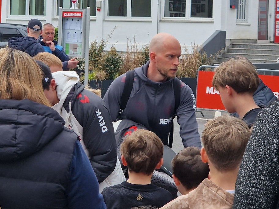 René Wagner umringt von Fans bei der Abfahrt des 1. FC Köln.