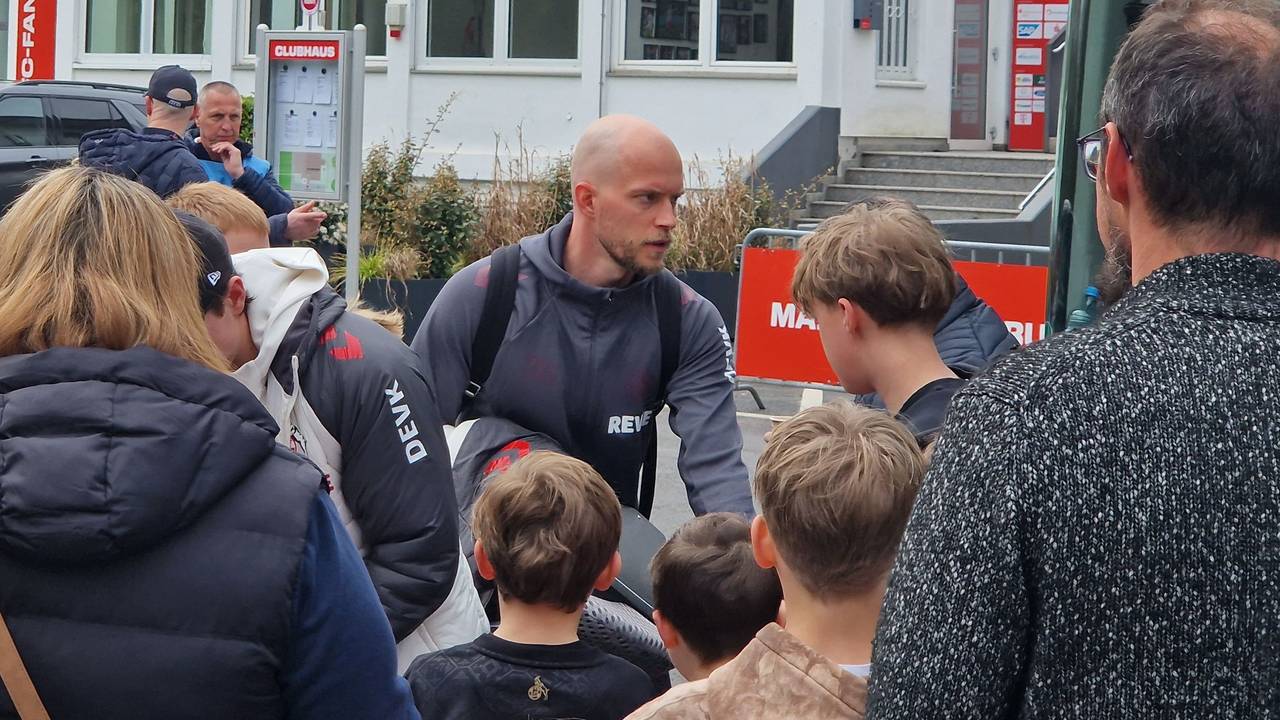 René Wagner umringt von Fans bei der Abfahrt des 1. FC Köln.