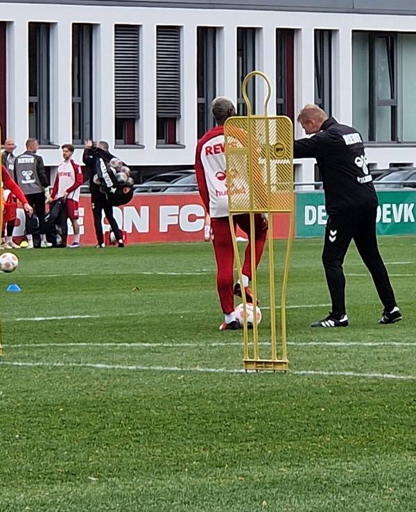 Gespräch auf dem Trainingsplatz beim 1. FC Köln.