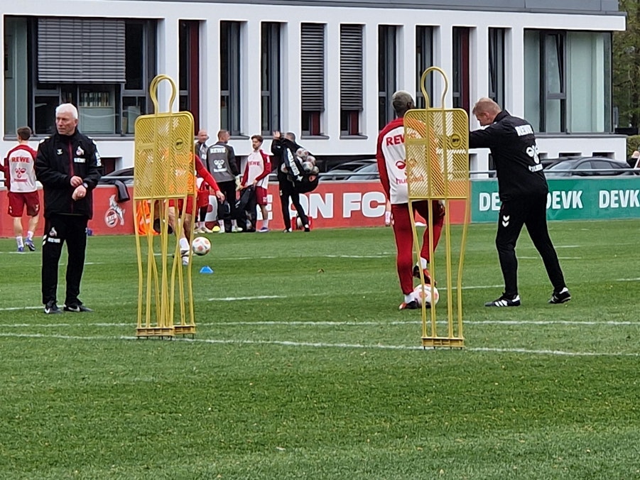 Gespräch auf dem Trainingsplatz beim 1. FC Köln.