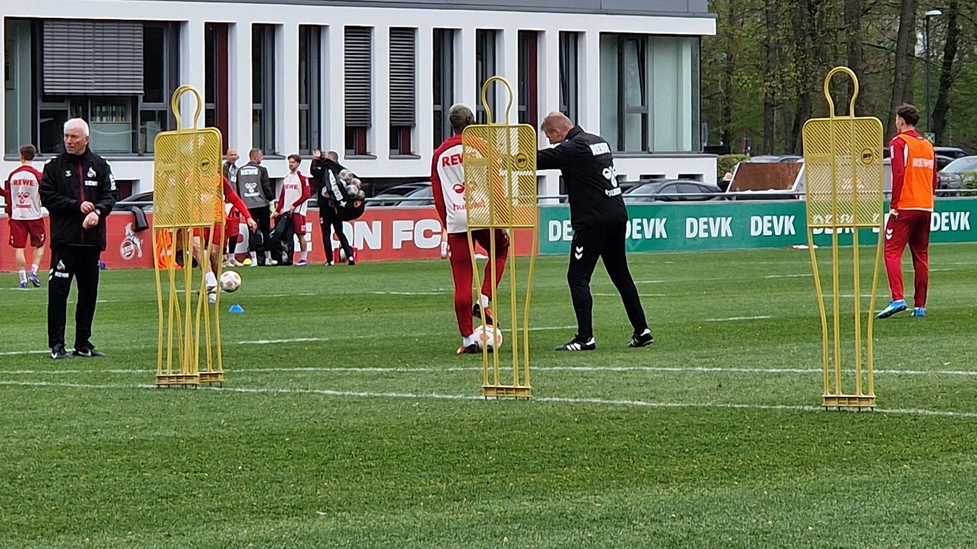 Ragnar Ache und Lukas Sinkiewicz im Austausch auf dem Trainingsplatz.