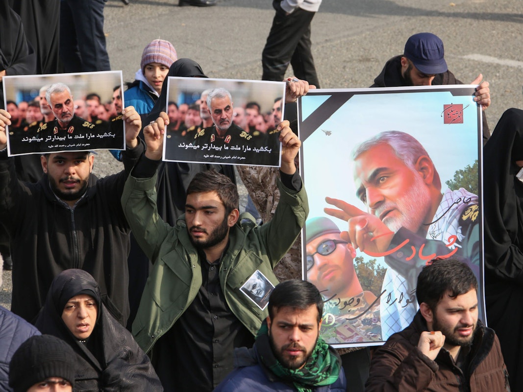 Iraner halten Plakaten von Qasem Soleimani hoch.