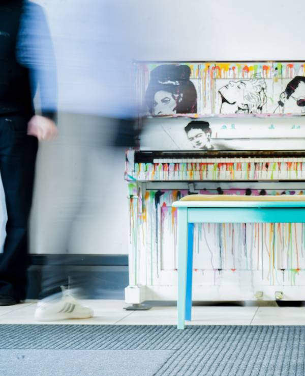 An einem Klavier sind die Portraits unter anderem von Freddie Mercury, Amy Winehouse und Madonna gemalt.