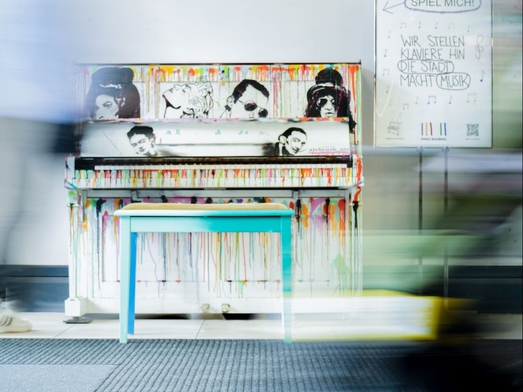 An einem Klavier sind die Portraits unter anderem von Freddie Mercury, Amy Winehouse und Madonna gemalt.