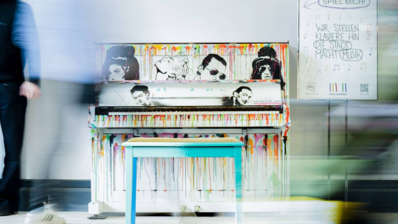 An einem Klavier sind die Portraits unter anderem von Freddie Mercury, Amy Winehouse und Madonna gemalt.