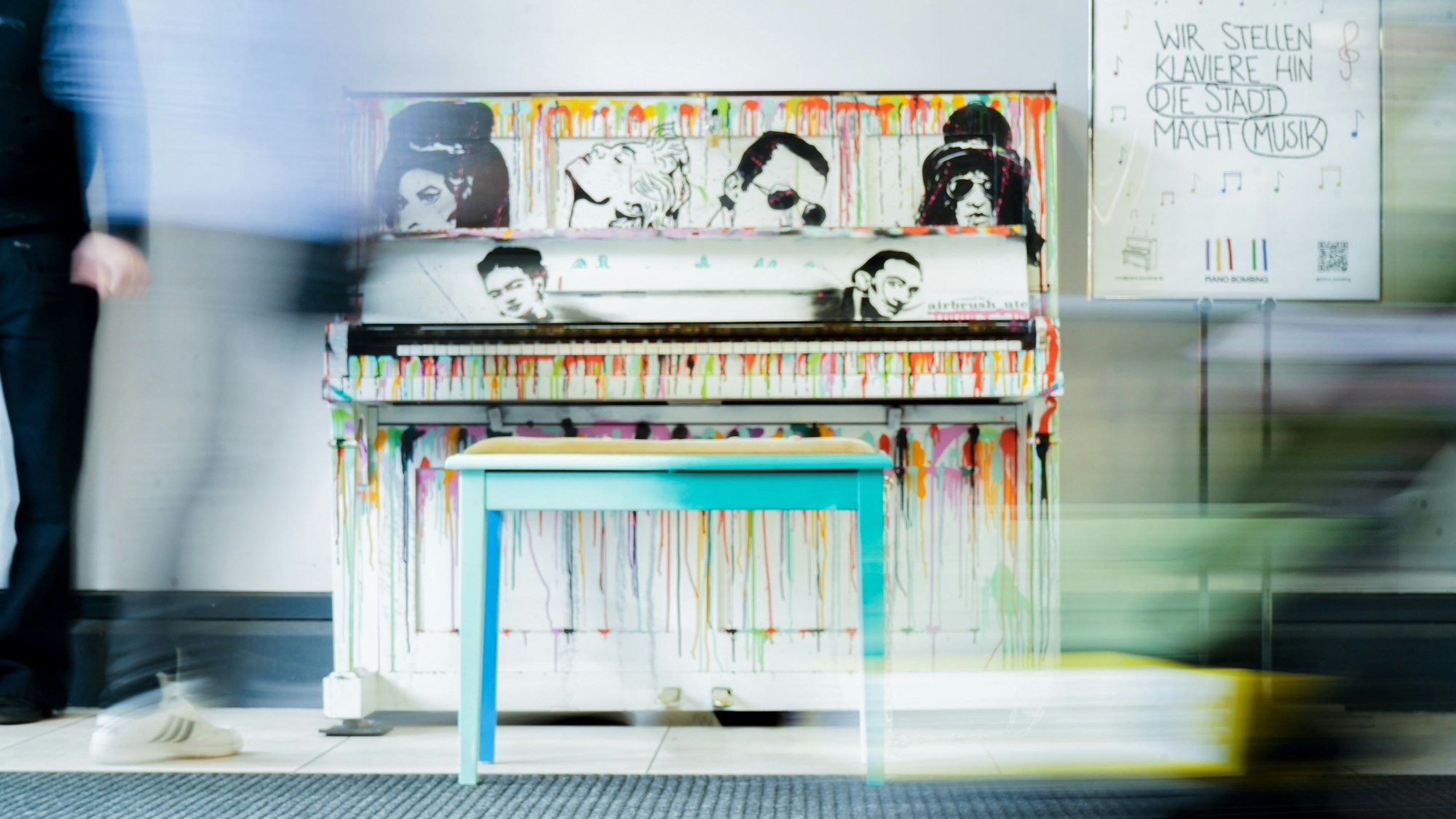 An einem Klavier sind die Portraits unter anderem von Freddie Mercury, Amy Winehouse und Madonna gemalt.