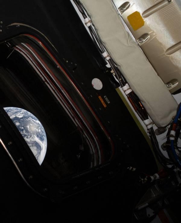 Dieses von der NASA zur Verfügung gestellte Bild zeigt einen Blick auf die Erde, den der NASA-Astronaut und Artemis-II-Kommandant Reid Wiseman nach Abschluss des Manövers zur Erreichung der Mondumlaufbahn am 2. April 2026 aus einem der vier Hauptfenster des Raumschiffs Orion aufgenommen hat.