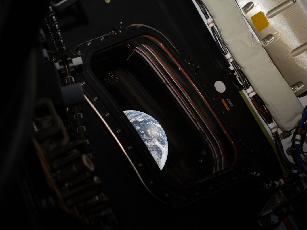 Dieses von der NASA zur Verfügung gestellte Bild zeigt einen Blick auf die Erde, den der NASA-Astronaut und Artemis-II-Kommandant Reid Wiseman nach Abschluss des Manövers zur Erreichung der Mondumlaufbahn am 2. April 2026 aus einem der vier Hauptfenster des Raumschiffs Orion aufgenommen hat.