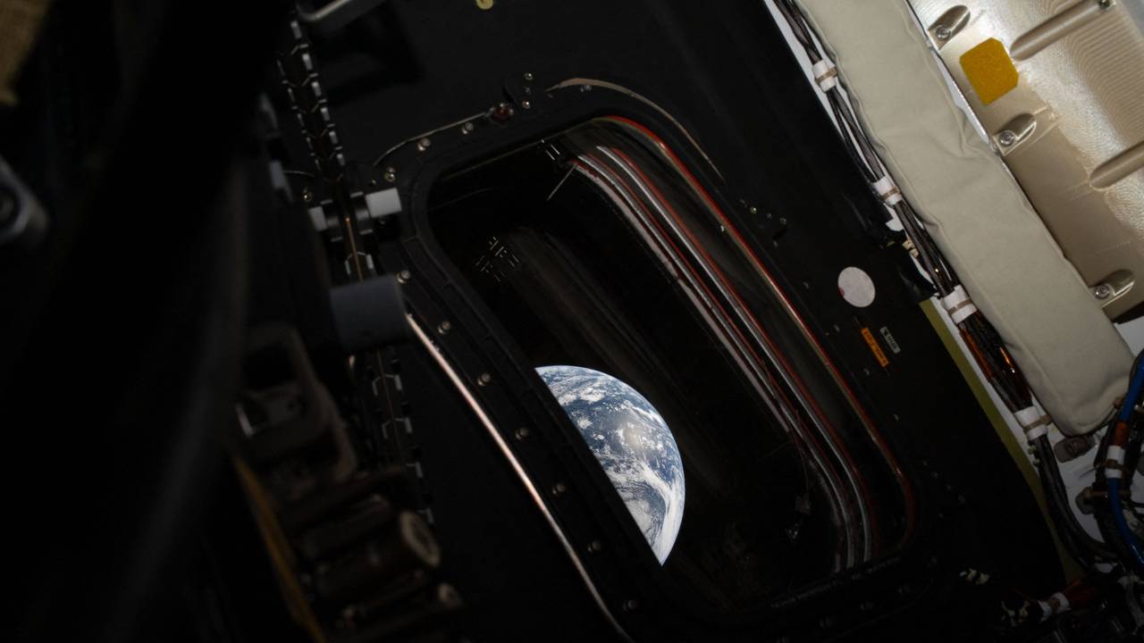 Dieses von der NASA zur Verfügung gestellte Bild zeigt einen Blick auf die Erde, den der NASA-Astronaut und Artemis-II-Kommandant Reid Wiseman nach Abschluss des Manövers zur Erreichung der Mondumlaufbahn am 2. April 2026 aus einem der vier Hauptfenster des Raumschiffs Orion aufgenommen hat.