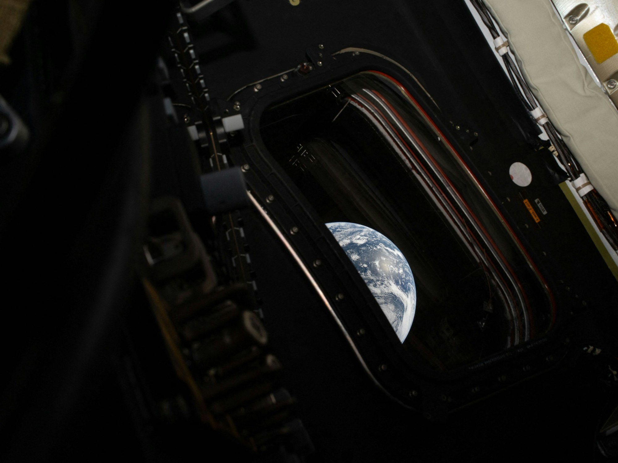 Dieses von der NASA zur Verfügung gestellte Bild zeigt einen Blick auf die Erde, den der NASA-Astronaut und Artemis-II-Kommandant Reid Wiseman nach Abschluss des Manövers zur Erreichung der Mondumlaufbahn am 2. April 2026 aus einem der vier Hauptfenster des Raumschiffs Orion aufgenommen hat.