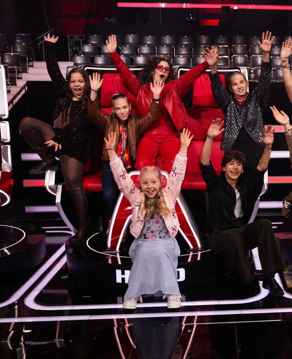 Die zwölf Final-Teilnehmer und Teilnehmerinnen von „The Voice Kids“ sitzen im Fernsehstudio auf den Jury-Stühlen: Danaya (hinten, l-r), Levy, Lionella, Illia, Marie, Max, Angelina und Katelyn, sowie (vorn, l-r) Hedi , Fabio, Susey und Renat.