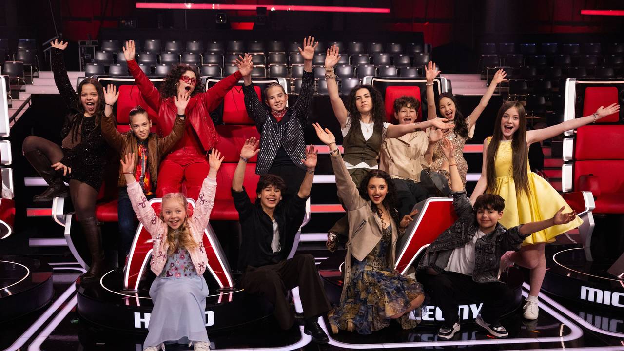 Die zwölf Final-Teilnehmer und Teilnehmerinnen von „The Voice Kids“ sitzen im Fernsehstudio auf den Jury-Stühlen: Danaya (hinten, l-r), Levy, Lionella, Illia, Marie, Max, Angelina und Katelyn, sowie (vorn, l-r) Hedi , Fabio, Susey und Renat.