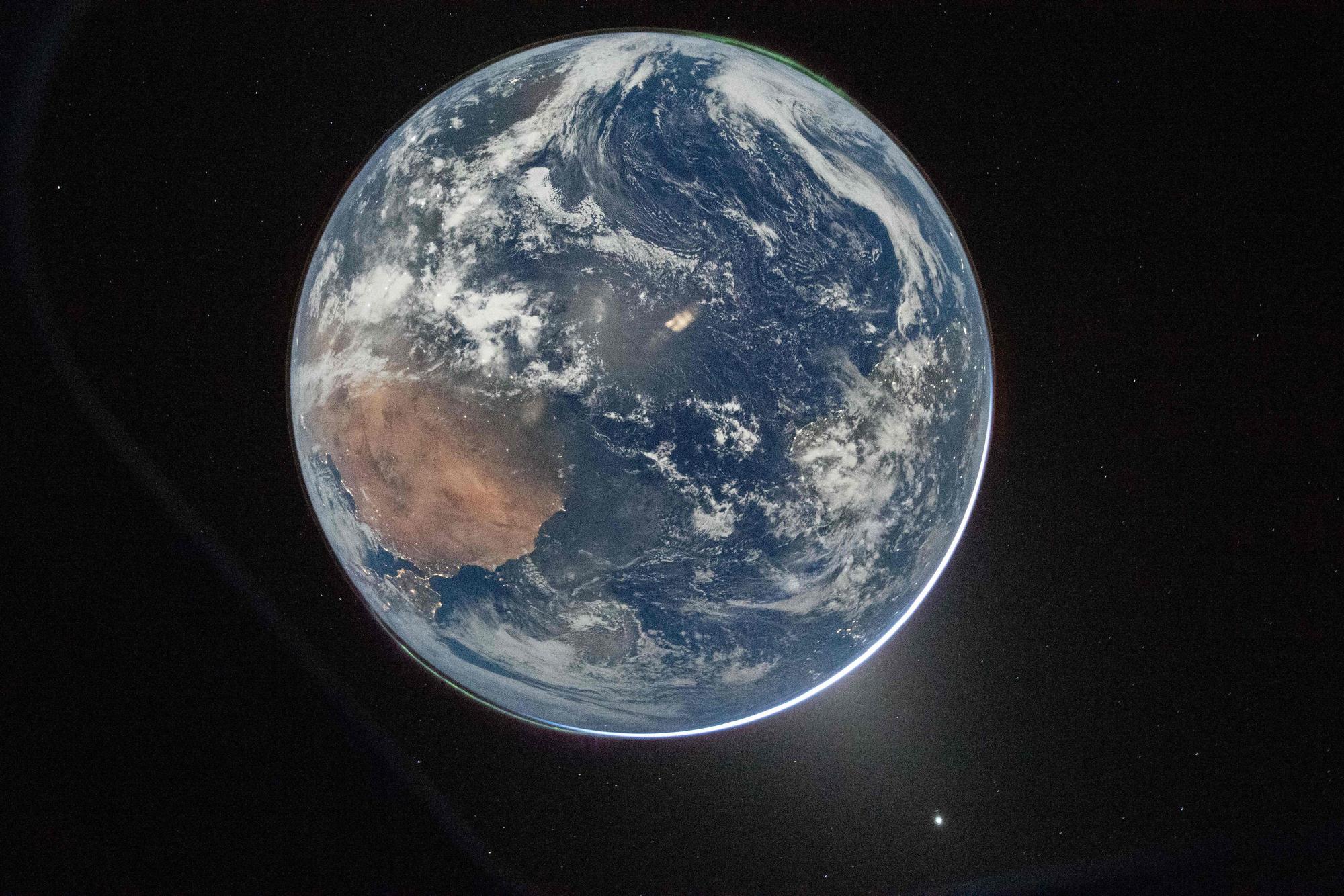 Eindrucksvoll: Der Blick auf die Erde, aufgenommen von Bord der „Orion“-Kapsel. Dieses Foto wurde von der NASA zur Verfügung gestellt.