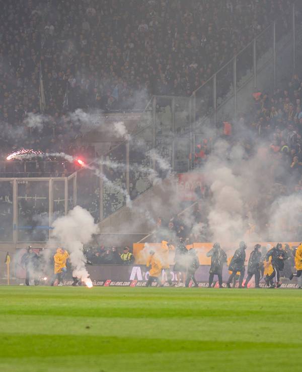 Dynamo-Fans werfen Pyrotechnik in den Hertha-Gästeblock.