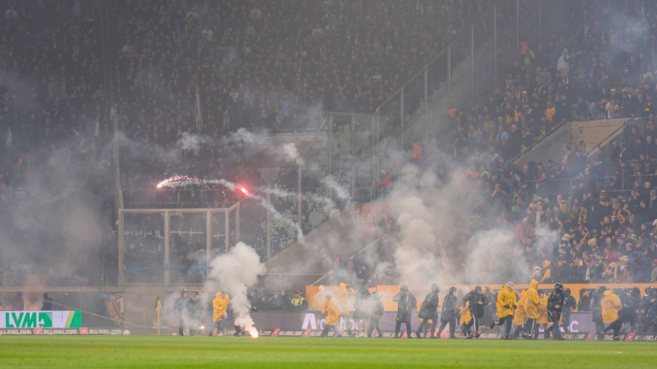 Dynamo-Fans werfen Pyrotechnik in den Hertha-Gästeblock.
