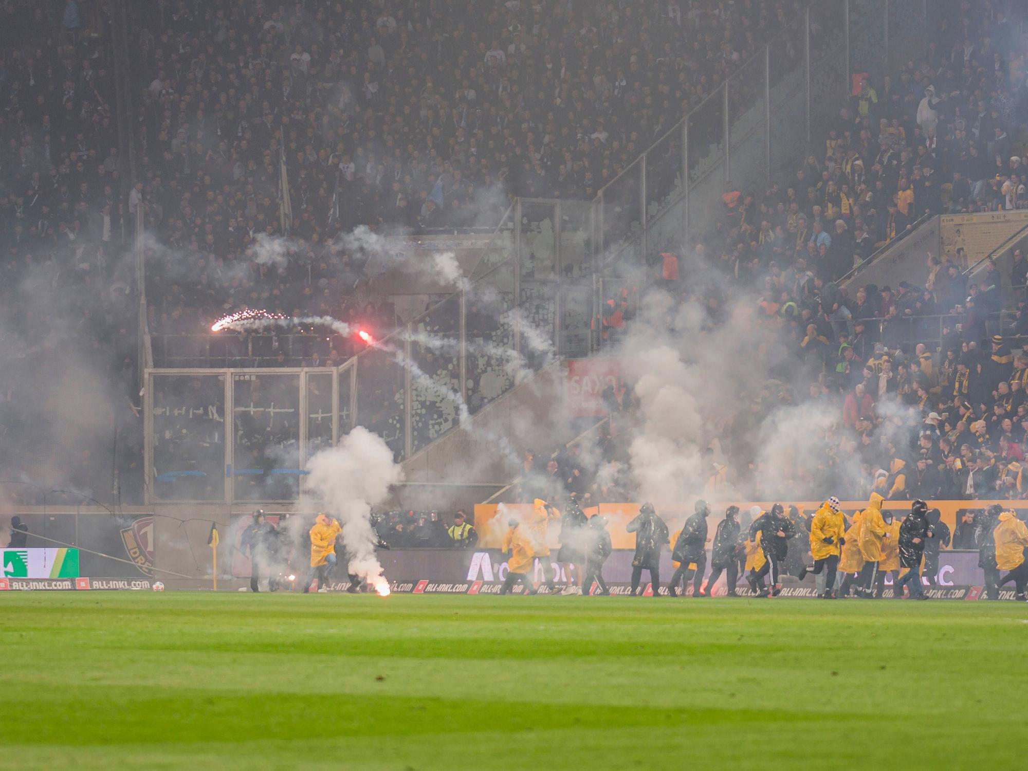 Dynamo-Fans werfen Pyrotechnik in den Hertha-Gästeblock.
